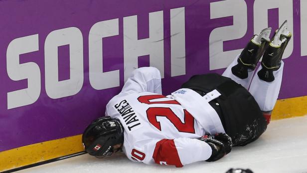 Der kanadische Hockeyspieler John Tavares liegt verletzt am Eis bei den Olympischen Spielen in Sotschi.