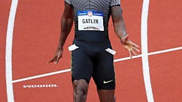 Justin Gatlin läuft auf einer roten Tartanbahn.