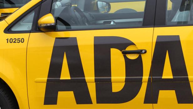 Detailansicht eines gelben ADAC-Autos mit schwarzer Aufschrift.