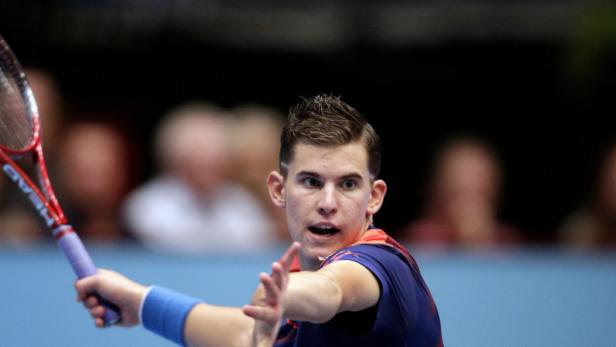 Dominic Thiem beim Aufschlag während eines Tennisspiels.