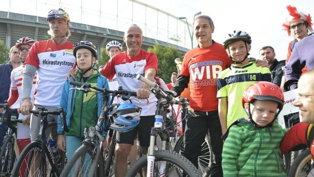 Snowboarder Benjamin Karl, Verteidigungsminister Gerald Klug und Teamchef Marcel Koller (vo. li.) radelten gemeinsam vom Ernst-Happel-Stadion zum Heldenplatz.