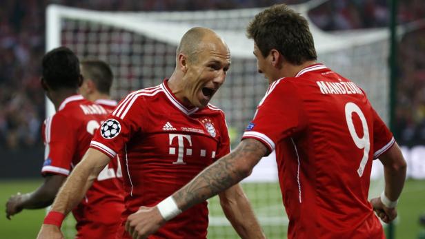 Bayern Munich&#039;s Mario Mandzukic (R) celebrates with team mate Arjen Robben (L) after scoring against Borussia Dortmund during their Champions League Final soccer match at Wembley Stadium in London May 25, 2013. REUTERS/Eddie Keogh (BRITAIN - Tags: SPORT SOCCER)