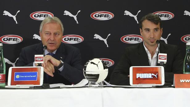 Mehrere Männer sitzen an einem Tisch mit Logos des ÖFB und Puma im Hintergrund.