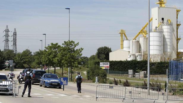 Polizisten kontrollieren den Verkehr vor einer Fabrik in Frankreich.