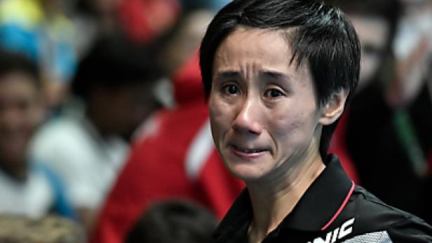 Eine emotional bewegte Tischtennisspielerin mit Tränen in den Augen.