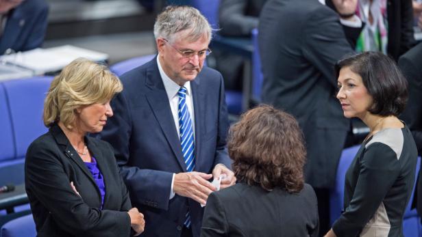 Peter Hintze (2. von links) und die Abgeordneten Dagmar Woehrl (links), Carola Reimann (2. von rechts) und Katherina Reiche (rechts)