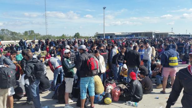 Stundenlang mussten Tausende Flüchtlinge auf dem Parkplatz in Nickelsdorf auf den Weitertransport in eine Unterkunft warten, am Nachmittag wurde sogar zeitweise wieder die Ostautobahn gesperrt.