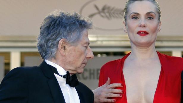 Director Roman Polanski (L) and his wife and cast member Emmanuelle Seigner (R) pose on the red carpet as they arrive for the screening of the film &quot;La Venus a la Fourrure&quot; (Venus in Fur) in competition during the 66th Cannes Film Festival in Cannes May 25, 2013. REUTERS/Regis Duvignau (FRANCE - Tags: ENTERTAINMENT)