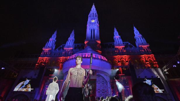 APA12908910 - 25052013 - WIEN - ÖSTERREICH: Eröffnungszeremonie des &quot;Life Ball 2013&quot; am Samstag, 25. Mai 2013, am Rathausplatz in Wien. APA-FOTO: HERBERT NEUBAUER