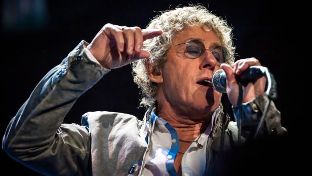 Roger Daltrey von The Who singt während eines Konzerts.