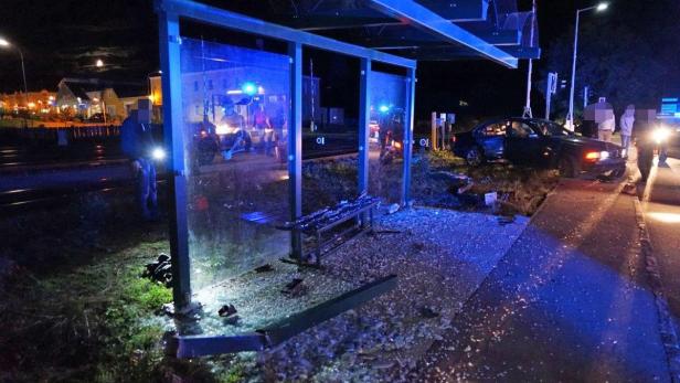 Das Wartehäuschen wurde bei dem Aufprall zerstört.