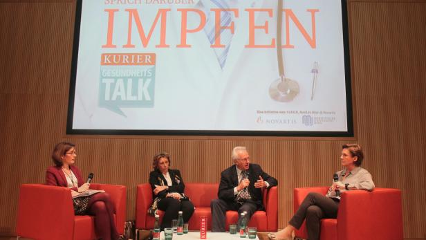 Vier Personen sitzen auf einer Bühne während eines „Kurier Gesundheitstalks“ zum Thema Impfen.
