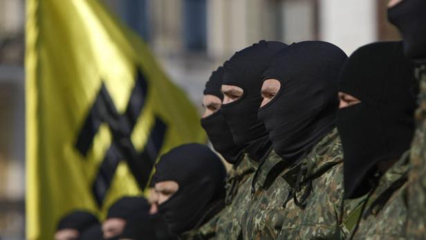 Das Azow-Bataillon – gegründet von der Neonazi-Organisation &quot;Patrioten der Ukraine&quot; – unterstellte sich später dem Innenministerium.
