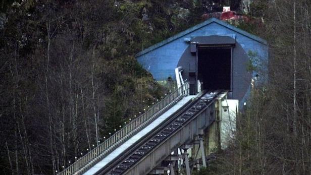 Das letze Stück der Rampe der Standseilbahn auf das Kitzsteinhorn mit der Einfahrt in den Tunnel in dem sich die Katastrophe ereignete.
