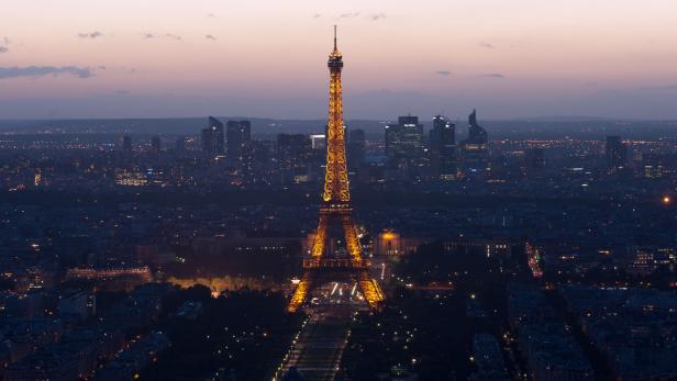 dapdDer beleuchtete Eiffelturm (La Tour Eiffel) steht am Donnerstagabend (07.06.12) in Paris in Frankreich. Der nach dem Erbauer Gustave Eiffel benannte 324 Meter hohe Eiffelturm wurde von 1887 bis 1889 fuer die vierte Pariser Weltausstellung von 1989 err Eiffelturm aus Sicherheitsgründen gesperrt