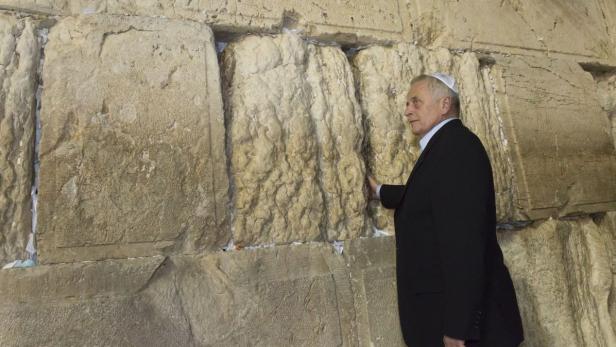 Sozialminister Hundstorfer bei der Klagemauer in Jerusalem. Welchen Wunsch er dort auf einem Zettel deponiert hat, bleibt geheim