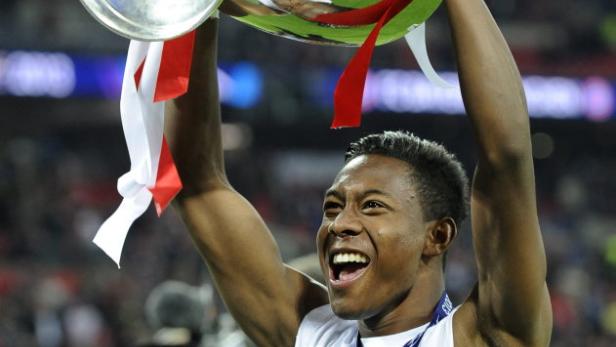 David Alaba feiert mit dem gewonnenen Champions-League-Pokal.