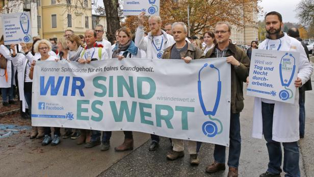 Rund 500 Mediziner demonstrierten am Donnerstag in Klagenfurt für ein höheres Grundgehalt.