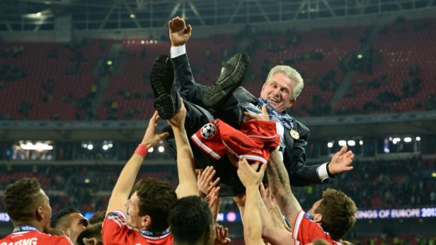 epa03717428 Bayern Munichís head coach Jupp Heynckes is celebrated by his players after the UEFA Champions League final between Borussia Dortmund and Bayern Munich at Wembley Stadium in London, Britain, 25 May 2013. Bayern won 2-1. EPA/ANDY RAIN