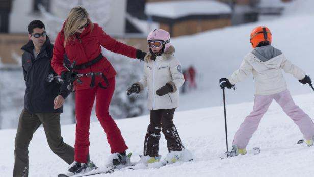 Eine Familie verbringt einen Skiurlaub im Schnee.
