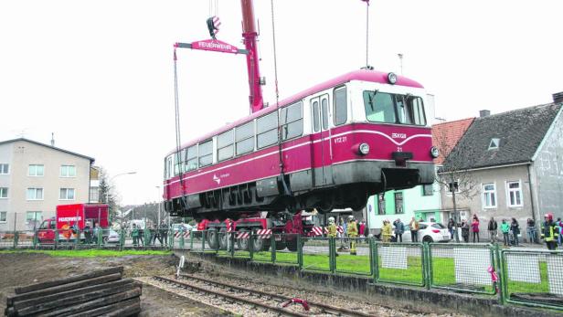 Mit viel Fingerspitzengefühl und etwas Kraft wurde der Triebwagen in seine Endposition gebracht