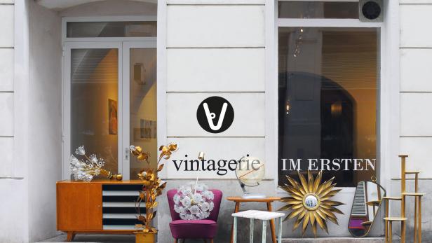 Vor einem Geschäft namens „Vintagerie im Ersten“ stehen Möbel und Dekorationen.