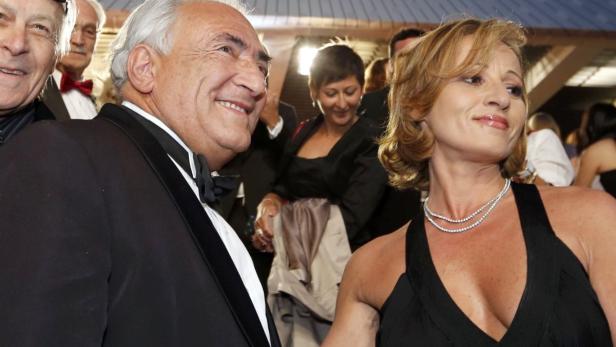 Dominique Strauss-Kahn mit einer Frau auf einer Veranstaltung.