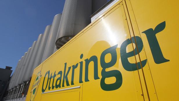 Ein gelber Ottakringer-Lkw vor den Silos der Brauerei.