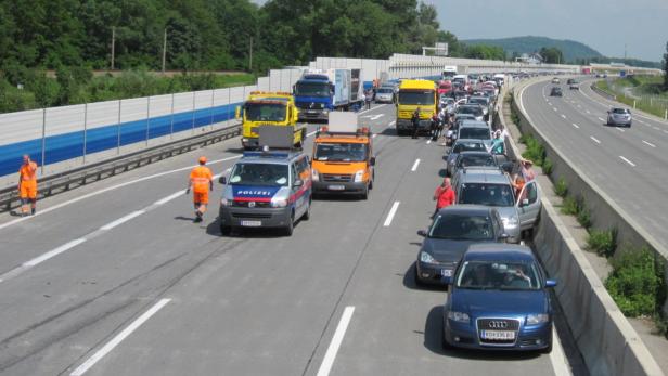 Zeitersparnis bringt die Rettungsgasse keine. Immerhin klappt es mit ihrer Bildung langsam besser.