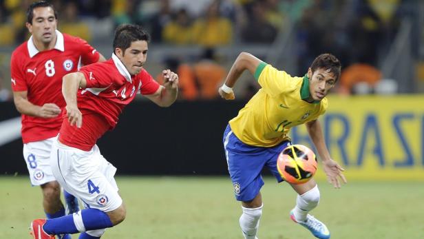 Brazil&#039;s Neymar (R) races to the ball against Chile&#039;s Cristian Alvarez and Fernando Meneses (L) during their international friendly soccer match in Belo Horizonte, April 24, 2013. REUTERS/Sergio Moraes (BRAZIL - Tags: SPORT SOCCER)