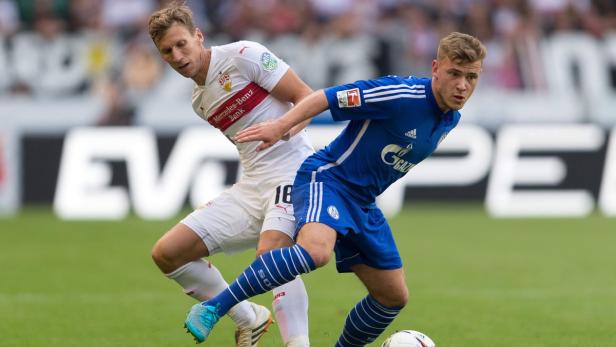 Florian Klein(li.) und seine Stuttgarter müssen weiterhin auf den ersten Punkt in dieser Saison warten.