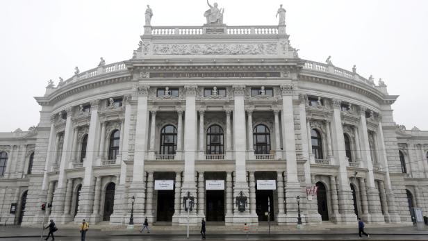 Das Burgtheater in Wien an einem trüben Tag.