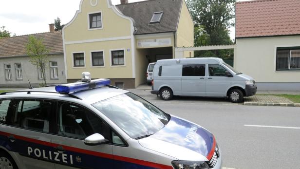 Einsatzkräfte der Polizei und Spurensicherung am Tatort in Potzneusiedl