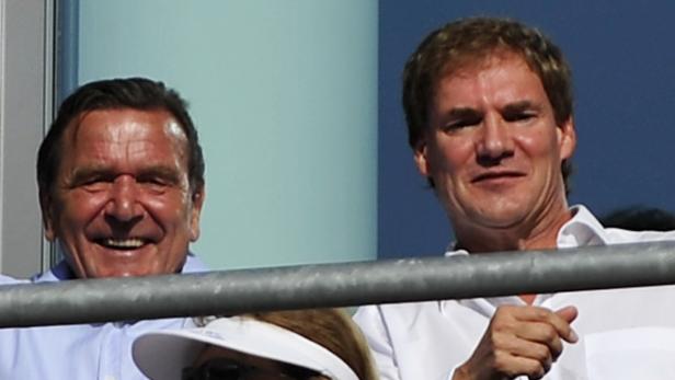 Gerhard Schröder (l.) and Carsten Maschmeyer (Bild: bei einem Fußballspiel im Jahr 2011).