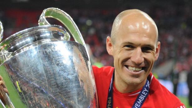 Arjen Robben mit der Trophäe der UEFA Champions League.