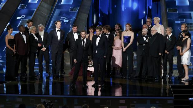 Die Besetzung und Crew von „Game of Thrones“ nehmen einen Preis entgegen.