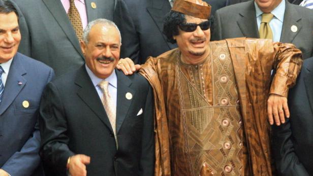 epa02592947 (FILE) File dated 10 October 2010 shows (front row from left): Tunisian President Zine El Ben Ali, Yemeni President Ali Abdullah Saleh, Libyan leader Muammar Gaddafi, and Egyptian President Hosni Mubarak during a group picture of Arab and African Leaders ahead of the opening of the second Arab-African summit in the coastal town of Sirte, Libya. Reports out of Libya estimate that several dozen more people were killed 19 February 2010 during the fourth day of protests against the regime of leader Muammar Gaddafi. Protests centered on the north-eastern city of Benghazi, Libya¸Äòs second largest city after the capital Tripoli. The northern coastal city of Misurata was also the scene of demonstrations , the National Conference of the Libyan Opposition (NCLO) said. EPA/SABRI ELMEHEDWI