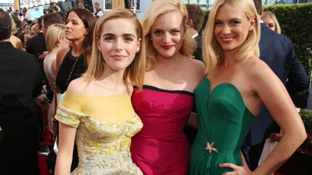 Kiernan Shipka, Elisabeth Moss und January Jones posieren auf dem roten Teppich.