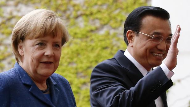 German Chancellor Angela Merkel welcomes Chinese Premier Li Keqiang at the Chancellery in Berlin May 26, 2013. REUTERS/Tobias Schwarz (GERMANY - Tags: POLITICS)