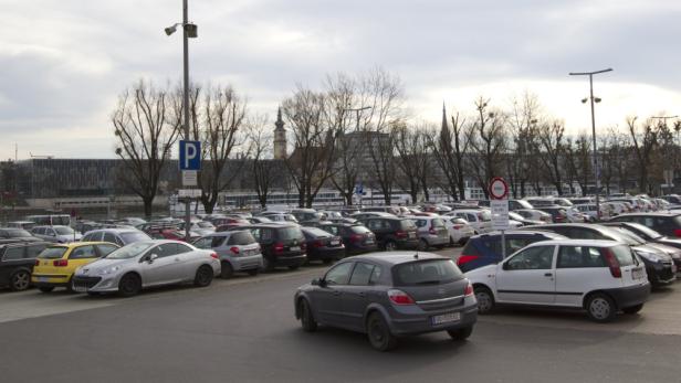 Mit Gratis-Parken am Jahrmarktgelände in Linz-Urfahr könnte bald Schluss sein. Vor allem Pendler nutzen die Stellflächen.