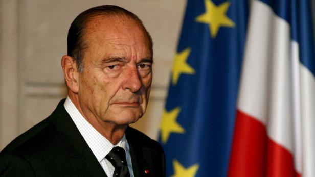 Ein Porträt von Jacques Chirac vor der französischen und europäischen Flagge.