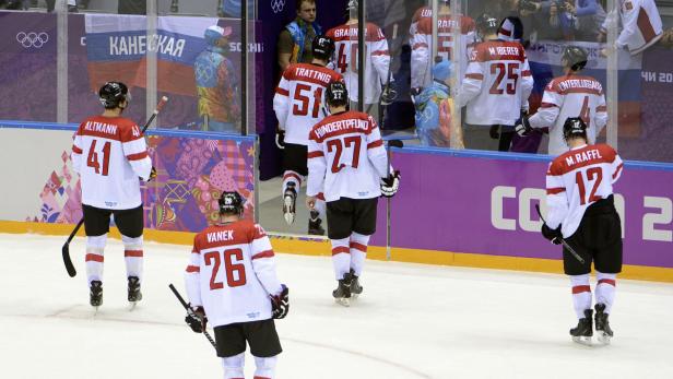 Eishockeyspieler der österreichischen Nationalmannschaft verlassen das Eis.