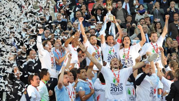 Die Fußballmannschaft Lazio Rom feiert ihren Sieg im TIM Cup 2013 mit dem Pokal in der Hand.