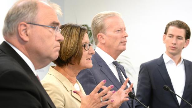 Pressekonferenz in Gemeinschaft: Brandstetter, Mikl-Leitner, Mitterlehner und Kurz