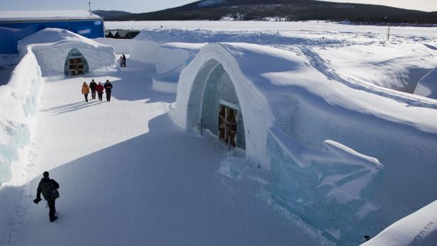 Ice Hotel Jukkasjärvi, Schweden. In Jukkasjärvi in Nordschweden und etwa 200 km nördlich des Polarkreises befindet sich der Prototyp der frostigen Herbergen. 1991 entstand hier das weltweit erste Hotel aus Eis.