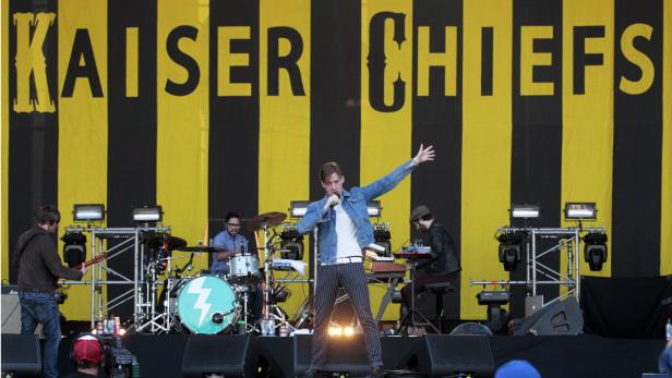 epa03652263 British band Kaiser Chiefs singer Ricky Wilson performs on stage during the III Lollapalooza Festival in Santiago de Chile, Chile, 06 April 2013. EPA/FELIPE TRUEBA