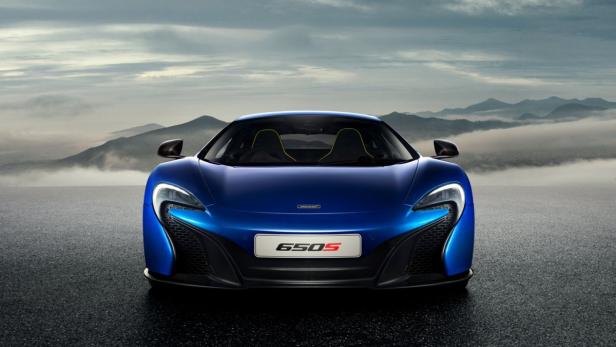 Ein blauer McLaren 650S vor einer Bergkulisse.