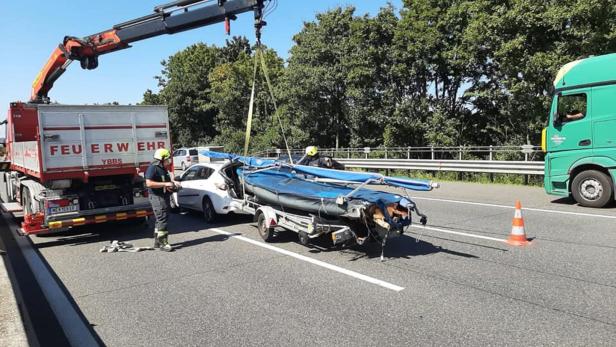 Kurioser Unfall auf der Westautobahn in NÖ: Boot krachte in Auto
