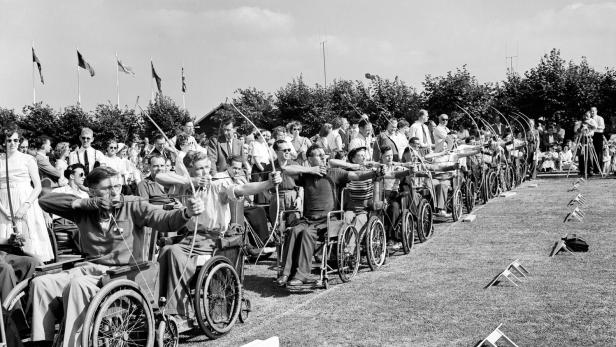 Als die Paralympischen Spiele noch Stoke Mandeville Games hießen: Am Anfang war Bogenschießen, später Basketball, Fechten ...