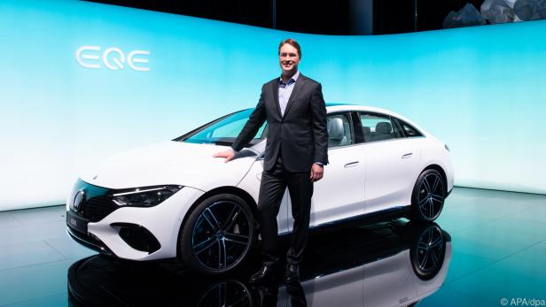 BMW-Chef Källenius präsentiert ein neues Auto